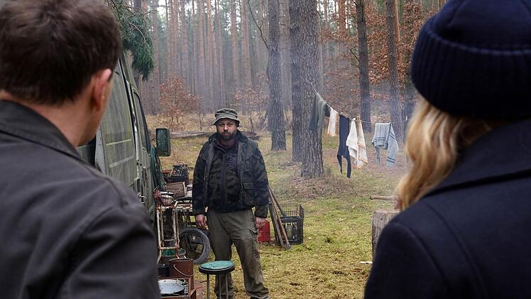 Kann der "Geist" (Tom Lass, Mitte) Tjark Wolf (Hendrik Duryn) und Fredericke Olsen (Isabel Thierauch) die Informationen liefern, die sie brauchen?