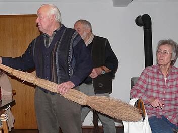 Tadellos - der aus einem Strauch gewachsene Besen ist über 50 Jahre alt. Ein schönes Stück aus dem Privatmuseum von Willi Sauer. Alle Fotos: Manfred Wagner