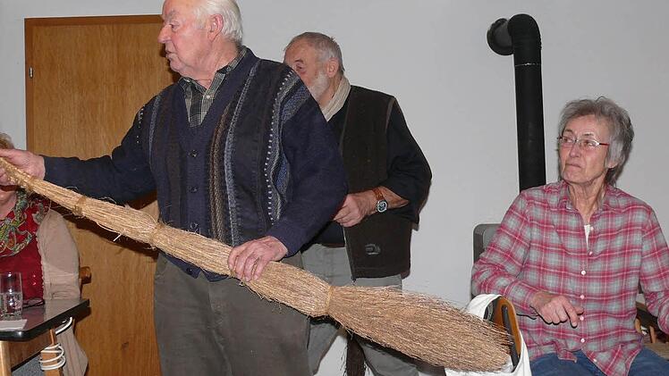 Tadellos - der aus einem Strauch gewachsene Besen ist über 50 Jahre alt. Ein schönes Stück aus dem Privatmuseum von Willi Sauer. Alle Fotos: Manfred Wagner