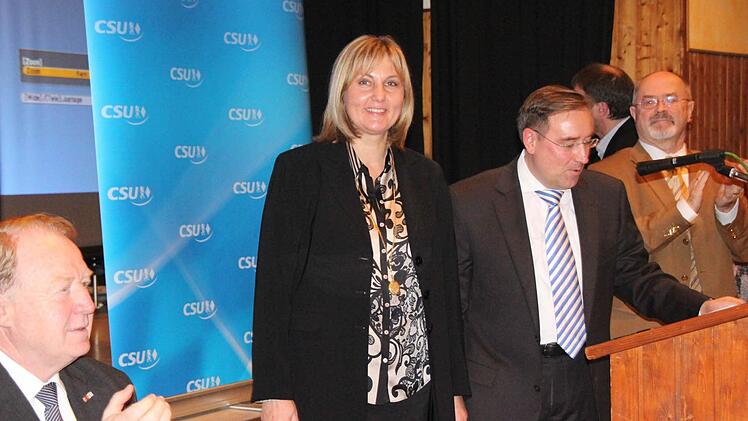 Michael Schulz verkündete das Abstimmungsergebnis: 58 von 59 Stimmen für Birgit Weber.