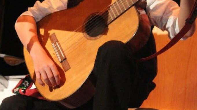 Matthias Schneider spielt Gitarre - auch seine Brüder waren schon Ruckdeschelpreisträger.