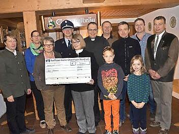 Bei der Spendenübergabe an die Vereine (von links) Christian Höfner, Andrea Oehrlein, Susanne Knauer-Marx, Thomas Friedrich, Anette Höfner, Pfarrer Christoph Teille, Eduard Schwarz, Oliver Kaufmann, Ralf Knöchel und Mario Kellner, vorne Ben und Annika Kaufmann vom TSV Weißenbrunn  Foto: K.- H. Hofmann