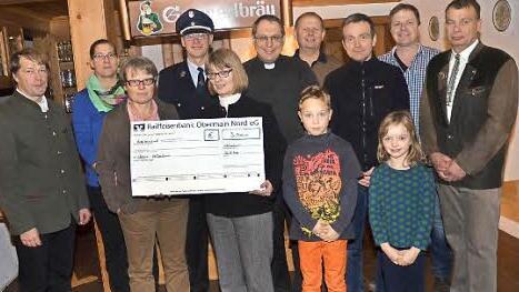 Bei der Spendenübergabe an die Vereine (von links) Christian Höfner, Andrea Oehrlein, Susanne Knauer-Marx, Thomas Friedrich, Anette Höfner, Pfarrer Christoph Teille, Eduard Schwarz, Oliver Kaufmann, Ralf Knöchel und Mario Kellner, vorne Ben und Annika Kaufmann vom TSV Weißenbrunn  Foto: K.- H. Hofmann