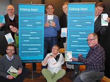 Die freudigen Organisatoren von Coburg liest: (von oben links) Dirk Hanke, Oskar Ohler, Reinhard Heinritz, Norbert Berger, Kerstin Kircher, Martin Vögele, Irmgard Clausen und Alois Schnitzer.  Foto: Carolin Herrmann