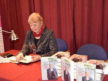 Marianne Birthler, Bundesbeauftragte für die Stasiunterlagen in den Jahren 2000 bis 2011, liest am internationalen Frauentag in der Fernwerkstatt Frieden aus ihrer Biografie. Foto: Gabi Arnold