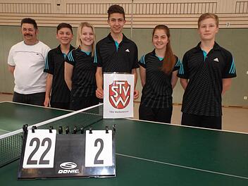 Die Jungen des TSV Weißenbrunn wurden in der 2. Kreisliga Meister. Unser Bild zeigt das erfolgreiche Team mit Abteilungs- und Jugendleiter Peter Scholz, Felix Knöchel, Victoria Tauber, Jakob Neubauer, Leonie Knöchel und Max Ruppert. Foto: Petra Scholz