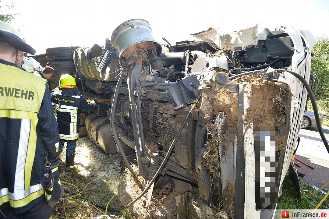 Unfall auf A73 bei Buttenheim: Lkw umgekippt