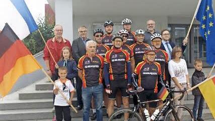 Auf der Rathaustreppe formierten sich vor dem Start Radler, Bürgermeister und Sponsoren.  Foto: Stefan Geiger