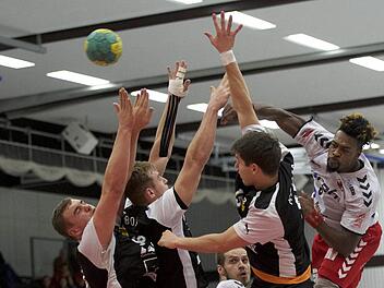 Protagonist im Spiel des HSC Bad Neustadt: Gary Hines (am Ball) erzielte für die Rothosen zehn Tore gegen die HSG Burgwedel. Foto: Anand Anders