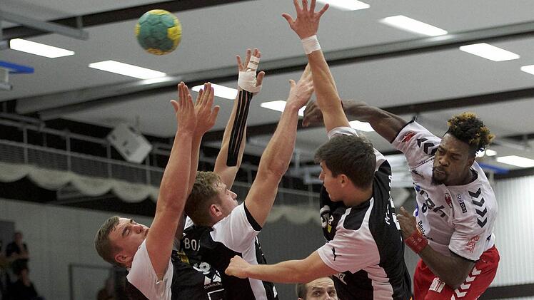 Protagonist im Spiel des HSC Bad Neustadt: Gary Hines (am Ball) erzielte für die Rothosen zehn Tore gegen die HSG Burgwedel. Foto: Anand Anders