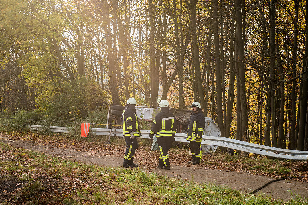 A6 bei Nürnberg: Transporter prallt in Baum - ein Toter