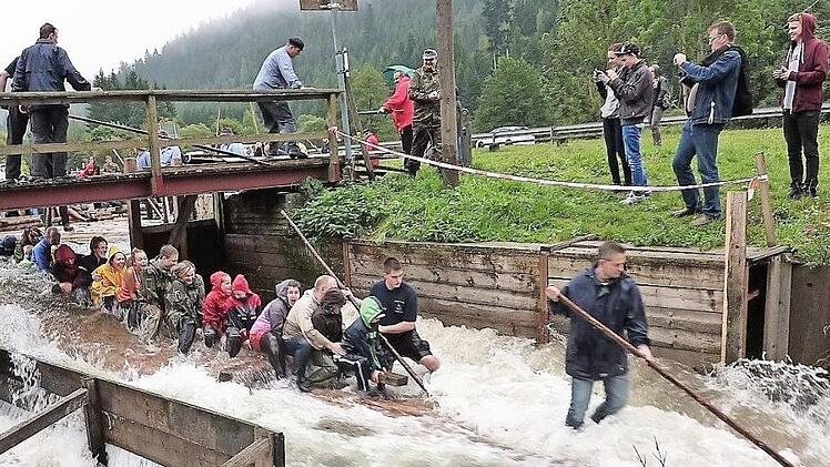 Wäre ein Staubecken für die Wallenfelser Flößer sinnvoll oder ein Umweltfrevel? Darüber ist eine Diskussion entbrannt.  Foto: Archiv/Gerd Fleischmann