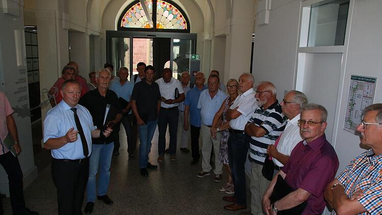 Der Kreistag hat das neue Behördenzentrum besichtigt. Foto: Ralf Ruppert