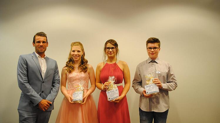 Den Klassenbesten der M 10 in Bad Brückenau gratuliert Klassenlehrer André Dippacher (von links) Kim Hofmeister, Alea Schulz-Stellmacher und Thomas Hahn.  Foto: Evelyn Schneider