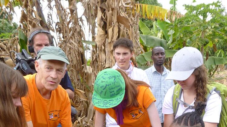 Eltmanner Mitglieder der Kolpingsfamilie Eltmann lernten bei einer Kenia-Reise im Sommer das Projekt Pflanzsäcke vor Ort kennen. Hier pflanzen Maria und Ruth Förtsch fleißig mit. Betreut wird das Kenia-Projekt vom Eltmanner Kolonat Wickles (hinten, Mitte).