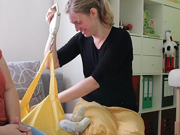 Hebamme Franziska Stoewer aus Oberthulba wiegt ein Neugeborenes. Foto: Benedikt Borst/Archiv