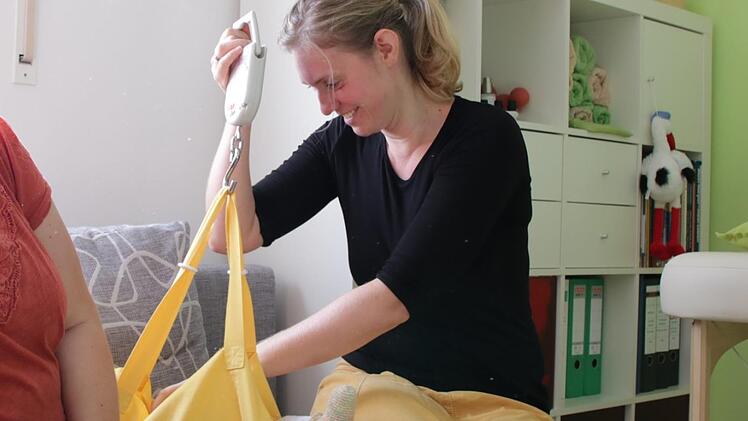 Hebamme Franziska Stoewer aus Oberthulba wiegt ein Neugeborenes. Foto: Benedikt Borst/Archiv
