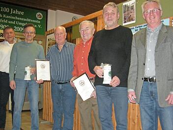 Für langjährige Mitgliedschaft wurden Norbert Zeitler, Manfred Kull, Heinrich Linhardt und Herbert Weich (von links mit Urkunden) ausgezeichnet. Es gratulierten Vorsitzender Harald Kull (links) und Dritter Bürgermeister Alfred Wirth (rechts). Foto: Horst Wunner