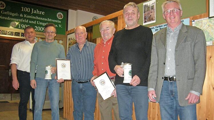 Für langjährige Mitgliedschaft wurden Norbert Zeitler, Manfred Kull, Heinrich Linhardt und Herbert Weich (von links mit Urkunden) ausgezeichnet. Es gratulierten Vorsitzender Harald Kull (links) und Dritter Bürgermeister Alfred Wirth (rechts). Foto: Horst Wunner