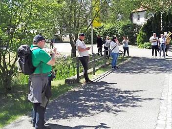 Die Kreuzbergwallfahrt der Neusiche wurde auch von einigen Musikanten der Flößerkapelle, allerdings in ungewohnten Abständen voneinander, musikalisch begleitet. Zum Abschluss spielten sie das Sebastianilied vor St. Sebastian.  Foto: K.- H. Hofmann