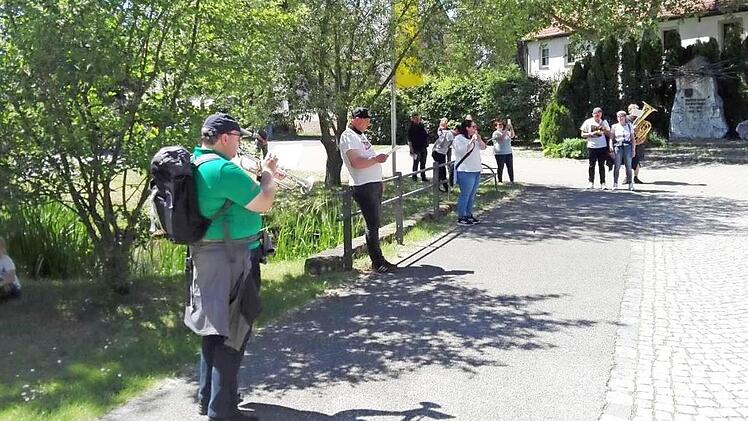 Die Kreuzbergwallfahrt der Neusiche wurde auch von einigen Musikanten der Flößerkapelle, allerdings in ungewohnten Abständen voneinander, musikalisch begleitet. Zum Abschluss spielten sie das Sebastianilied vor St. Sebastian.  Foto: K.- H. Hofmann