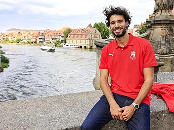 Michele Vitali wurde die Ankunft im italienisch anmutenden Bamberg erleichtert. Auf dem Stadtrundgang war ein Foto mit Klein-Venedig im Rücken Pflicht.  Fotos: Daniel Löb