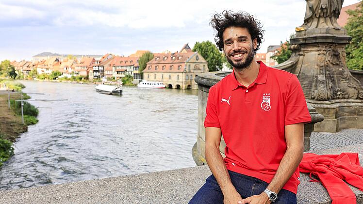 Michele Vitali wurde die Ankunft im italienisch anmutenden Bamberg erleichtert. Auf dem Stadtrundgang war ein Foto mit Klein-Venedig im Rücken Pflicht.  Fotos: Daniel Löb