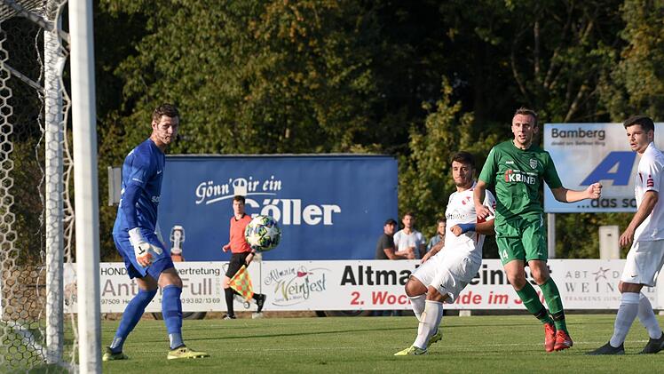 Matchwinner für den FC Sand: Ralph Thomann (2.v.r.) markierte in der 55. Minute den 1:0-Siegtreffer gegen den ATSV Erlangen in der Bayernliga Nord. Ryan Evans