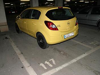 Es ist nur ein Kleinwagen. Aber ein einziger Parkplatz reicht dem Besitzer offensichtlich nicht aus.