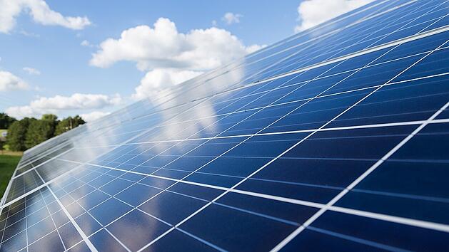 Eine Photovoltaik-Anlage wandelt Sonnenenergie in Strom.