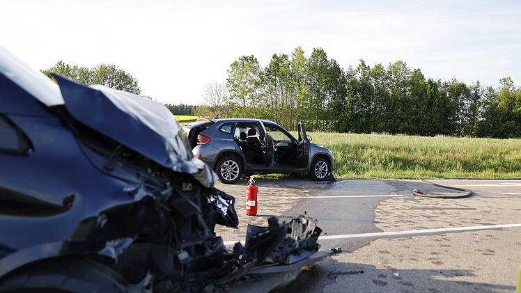 Eine Tote und mehrere Schwerverletzte: Schwerer Unfall mit zwei Autos im Kreis Ansbach