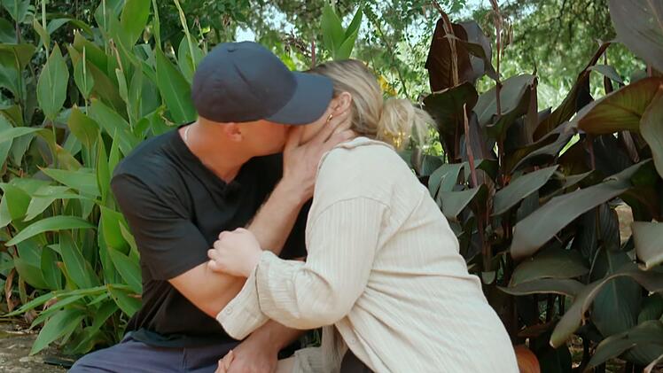 In Nambia kommt es zum ersten Kuss zwischen Bauer Björn und Hofdame Lea.