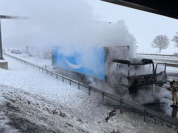 F&uuml;hrerhaus in Flammen: Amazon-Lkw auf der Autobahn abgebrannt