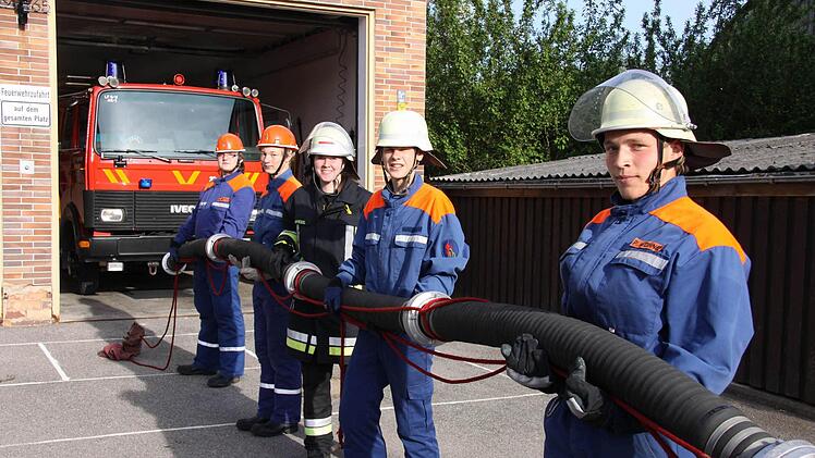 Die Jugendfeuerwehren, wie hier in Frohnlach, sind ein typisches Beispiel für ehrenamtliches Engagement - bei den Jugendlichen und den Ausbildern gleichermaßen. Um solche gewachsenen Strukturen zu stärken und landkreisweit zu vernetzen, soll im Coburger Landratsamt bald eine neue Stelle geschaffen werden. Foto: CT-Archiv Alexandra Kemnitzer