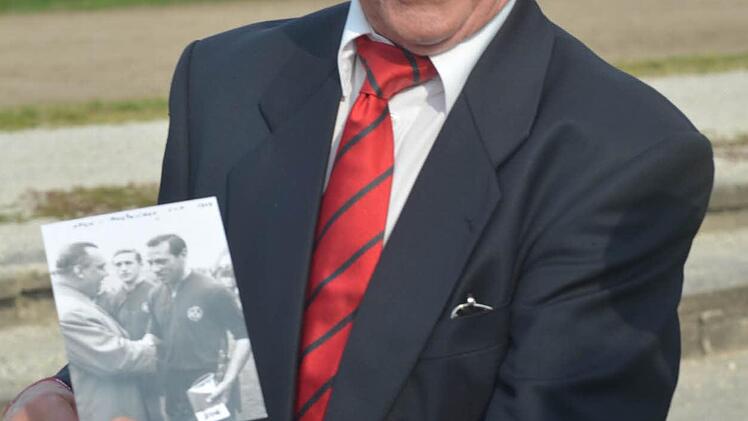 Heiner Müller mit Bild vom Abschiedsspiel für Max Morlock.