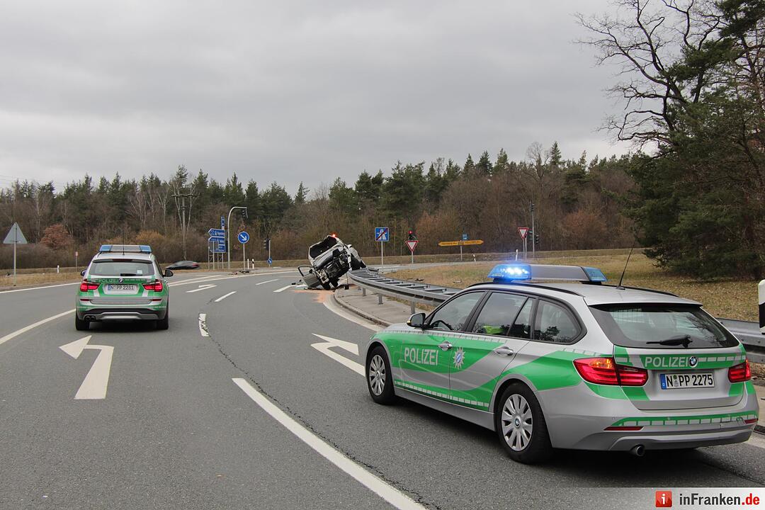 Fahrzeug rammt Verkehrsschild und landet auf Gegenfahrbahn