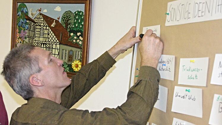 Robert Bohla aus Obermerzbach, Gemeinderat in Untermerzbach, bringt seine Gedanken zur Baunach-Allianz an die Stelltafel.  Foto: Helmut Will