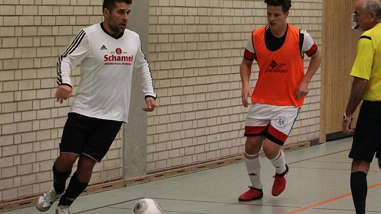 Heinz Halmer, Trainer des ASV Möhrendorf wird von Markus Giering (FC Kalchreuth) angelaufen.