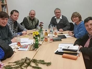 Geistliche beider christlichen Konfessionen aus dem Altlandkreis Bad Brückenau haben das Jahresprogramm für das Reformationsjubiläum erarbeitet. Über das Ergebnis freuen sich (von links) Carsten Friedel, Thomas Braun, Armin Haas, Gerd Kirchner, Barbara Weichert und Michael Krammer.Foto: Martina Kirchner