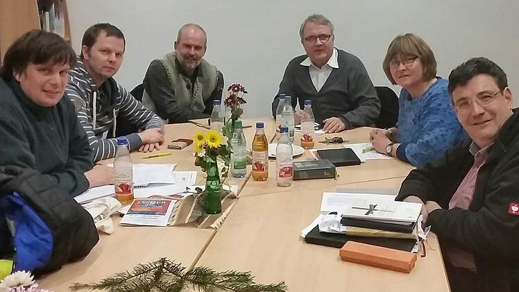 Geistliche beider christlichen Konfessionen aus dem Altlandkreis Bad Brückenau haben das Jahresprogramm für das Reformationsjubiläum erarbeitet. Über das Ergebnis freuen sich (von links) Carsten Friedel, Thomas Braun, Armin Haas, Gerd Kirchner, Barbara Weichert und Michael Krammer.Foto: Martina Kirchner