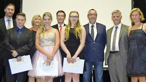 Die geehrten Schülerinnen mit Sponsoren (von links): Christoph Bäumel (Raiba), Andrea Krappmann, Schulleiterin Astrid Balzar, Eileen Kraus, Markus Engel (Sparkasse), Stella Gehring, Bürgermeister Jürgen Kohmann, Elternbeiratsvorsitzender Michael Lieb und Klassenlehrerin Nicole Hoh  Foto: Andreas Welz