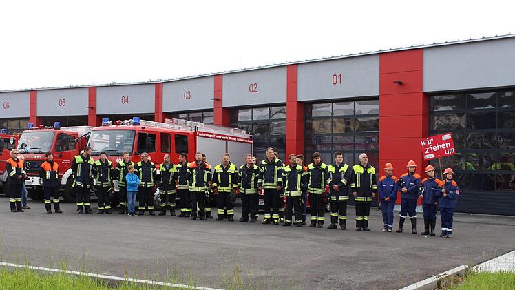 Die Aktiven vor der Fahrzeughalle