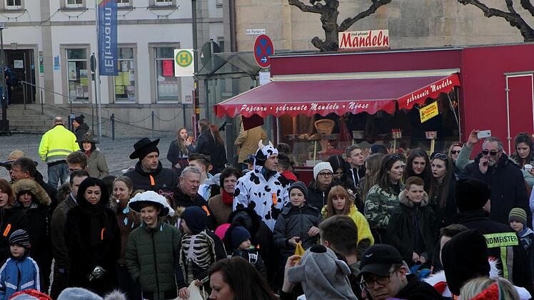 Tausende von Zuschauern säumten die Straßen und ließen das "Wallbuh" erschallen.