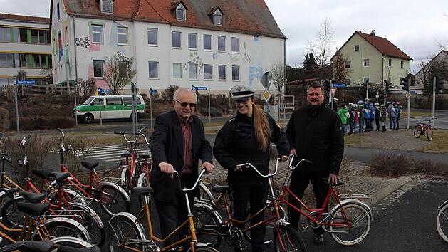 40 Jahre alt sind die Fahrr&auml;der der Jugendverkehrsschule in Lonnerstadt. Nun sollen neue kommen. Im Bild v. l. B&uuml;rgermeister Helmut Lottes aus  Vestenbergsgreuth und B&uuml;rgermeister Stefan Himpel aus  Lonnerstadt mit der Leiterin der Polizei H&ouml;chstadt, Christiane Lederersee