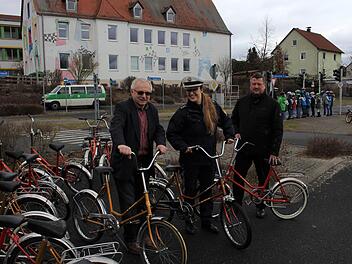 40 Jahre alt sind die Fahrräder der Jugendverkehrsschule in Lonnerstadt. Nun sollen neue kommen. Im Bild v. l. Bürgermeister Helmut Lottes aus  Vestenbergsgreuth und Bürgermeister Stefan Himpel aus  Lonnerstadt mit der Leiterin der Polizei Höchstadt, Christiane Lederersee