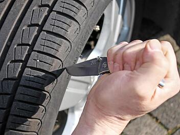 Vandalen zerstechen Autoreifen zwischen Ro&szlig;feld und Streufdorf