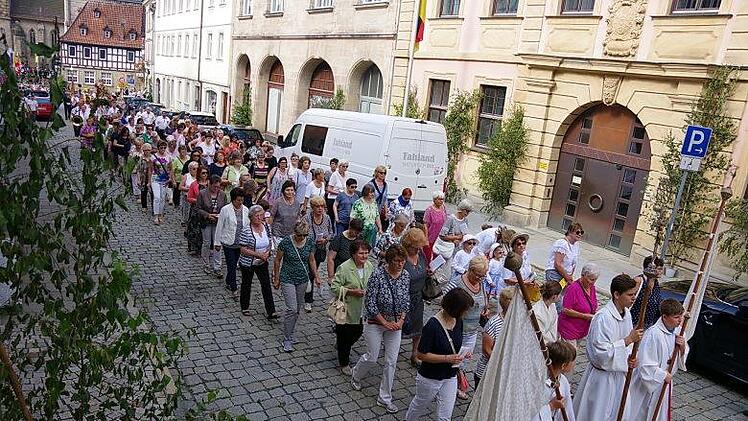 Die Frauen gehen  bei der Schwedenprozession vor dem Allerheiligsten.Heike Schülein