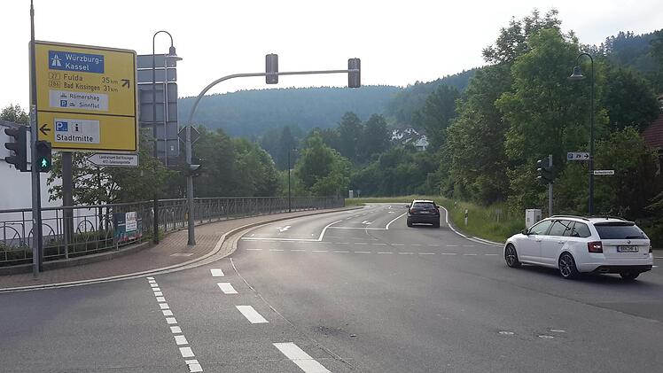 Für die motorisierten Verkehrsteilnehmer aus Richtung des ehemaligen Bahnhofs beginnt an der Kreuzung "Deutsches Haus"  die übersichtliche Trassenführung der Bad Brückenauer Umgehungsstraße. Parallel dazu verläuft ein separater Rad- und Fußweg. Foto: Rolf Pralle