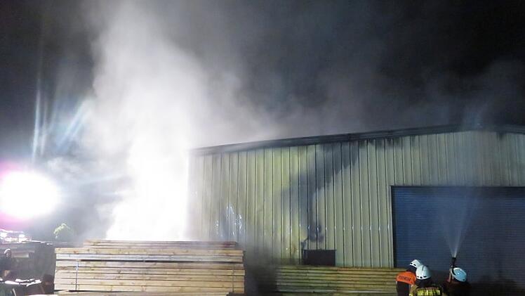 Brand auf Firmengelände in Wallenfels