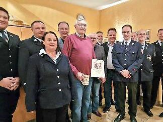 &Uuml;ber die Ernennung von Dieter St&uuml;binger (Mitte) zum Ehrenmitglied freuten sich (von links) Schriftf&uuml;hrer Andreas Zimmermann, Kassier Hermann Grampp, Zweite Vorsitzende Kerstin Berg, Pfarrer Stephan Schmidt, Stadtrat Lothar Seyfferth, Kommandant C...